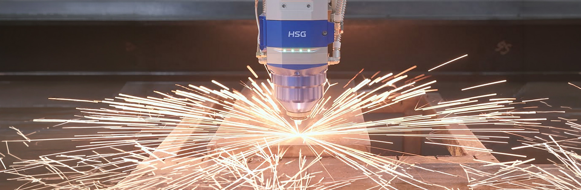 Laserska glava pri rezanju metala